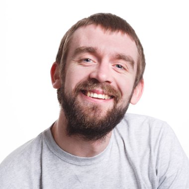 Olumlu duygular. Neşeli sakallı adam izole edilmiş beyaz arka planda gülüyor, stüdyo çekimi, kopyalama alanı