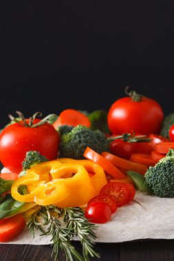 Koyu arka plan üzerinde sağlıklı vejetaryen yemek yemek. Pide gözleme taze organik sebze. Doğal gıda kopya alanı ile.