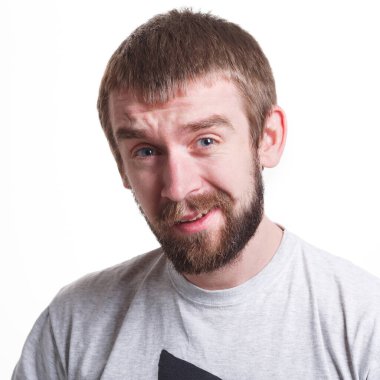 Karışık. Sinirli adam kamera beyaz izole arka plan, atış stüdyo, portre için yapması