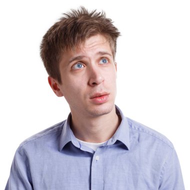 Rüya görüyordum. Düşünceli, düşünceli yüzü olan bir adam beyaz izole edilmiş stüdyo arka planında bir şeyler düşünüyor.