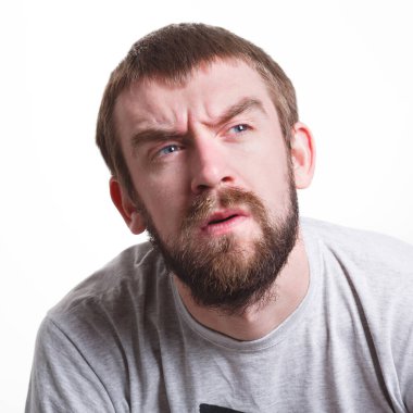 Şüpheli. Sorun hakkında düşünme, çözüm, beyaz izole studio arka plan arama endişeli adam