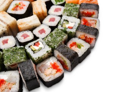 Suşi tabağı closeup beyaz arka plan üzerinde izole. Japon gıda restoran teslimat - maki, peynir ve california kümesi daire içinde yer alır