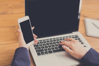 Mobil bilgisayar sürümüyle karşılaştırın. Freelancer sabah kafede dizüstü bilgisayar ile çalışma