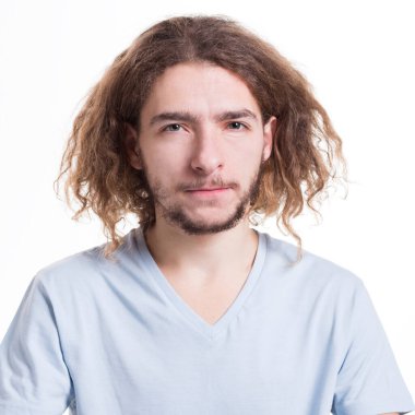 Güvenilmez ve şüpheli bir adam. Şüpheci yüz ifadesi. Beyaz izole edilmiş stüdyo arka planında suratını buruşturan şüpheli bir adam.