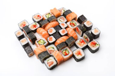 Beyaz arka plan üzerinde izole suşi tabağı. Büyük bir parti seti, üstten görünüm Japon gıda restoran teslimat - maki, somon, philadelphia ve california rulo