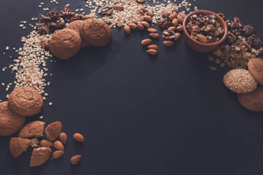 Kepekli yulaf ve fındık karanlık tablo arka plan, ücretsiz kopya alanı üzerinde sağlıklı organik yulaf kurabiye yaptım. Düz lay, mockup, şablon, nesneler, kimse