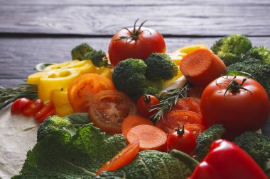 Koyu ahşap arka plan üzerinde sağlıklı vejetaryen yemek yemek. Pide gözleme, taze organik sebze doğal gıda, yakın.