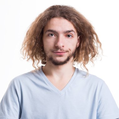 Şüphecilik, yüz ifadesi. Şüpheli adam beyaz izole studio özgeçmişlerine ekşitmeden portre