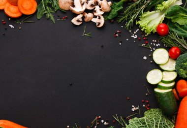 Sağlıklı gıda geçmişi, taze sebzeler. İtalyan mutfağı için yemek malzemeleri, siyah üst görünüm, çerçeve, kopyalama alanı