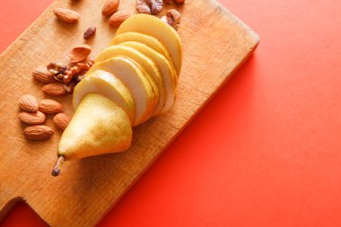 Sağlıklı gıda, meyve arka plan. Armut badem ile ahşap tahta üzerinde dilimlenmiş, kopya alanı, diyet ve vejetaryen kavramı