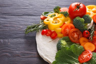 Koyu ahşap arka plan üzerinde sağlıklı vejetaryen yemek yemek. Pide gözleme taze organik sebze. Doğal gıda kopya alanı ile.