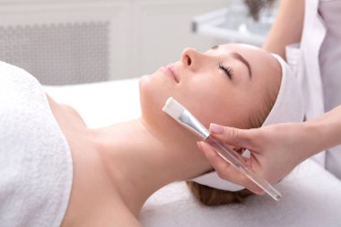 Yüz maskesi, spa güzellik bakımı ve Cilt Bakımı uygulayın. Şevval Özçelik Güzellik spa Salonu, yüz besleyici maskesi alma kadın yakın çekim