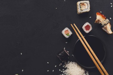Suşi ve rulo arka plan, siyah, en iyi görünümü üzerinde kopya alanı. Japon restoranı Mama seti