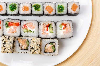 Japon Gıda Restoran, renkli rulo ve suşi tabağı. Küme kırpma, üstten görünüm