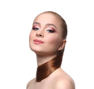 Beyaz arka plan üzerinde moda çekim izole güzellik modeli. Makyaj, mükemmel cilt ve saç stüdyo kameraya poz kadın ile