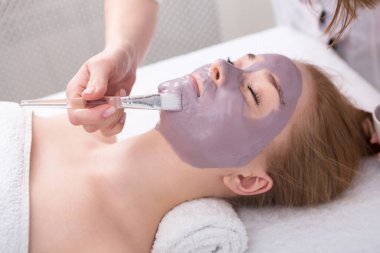 Kil yüz maskesi, spa güzellik bakımı ve Cilt Bakımı uygulayın. Şevval Özçelik Güzellik spa Salonu, yüz besleyici maskesi alma kadın yakın çekim