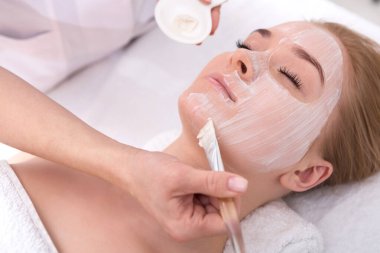 Yüz maskesi, spa güzellik bakımı ve Cilt Bakımı uygulayın. Şevval Özçelik Güzellik spa Salonu, yüz besleyici maskesi alma kadın yakın çekim