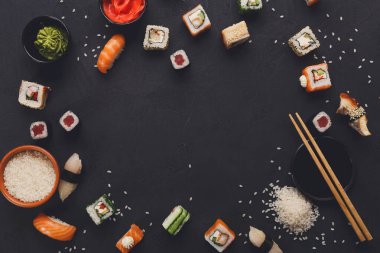 Suşi ve rulo arka plan, siyah, en iyi görünümü karede. Renkli Japon restoranı Mama seti