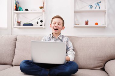 Çocuk ve internet, dizüstü bilgisayar vasıl ev ile mutlu çocuk