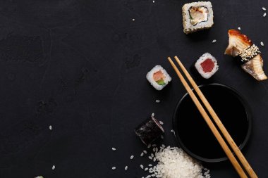 Suşi ve rulo arka plan, siyah, en iyi görünümü üzerinde kopya alanı. Japon restoranı Mama seti