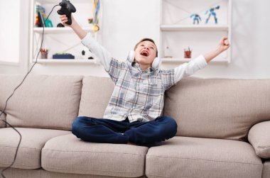 Video oyunu kazanmak. Oyna gençler kavramı için teknoloji