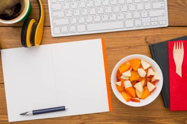 Sağlıklı öğle yemeğinde işyeri. Kopya alanı, düz ahşap Resepsiyon zemin üzerine folyo kapta masaüstü meyve snack yatıyordu ile Üstten Görünüm