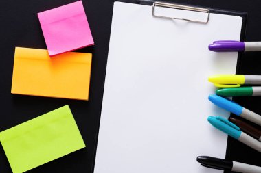 Pembe, turuncu ve yeşil renkli parlak renkli yapışkan notlar beyaz kağıtlı bir panonun yanına konur. Değişik renkte işaretler yazmak ve fikir düzenlemek için düzenli olarak düzenlenir.