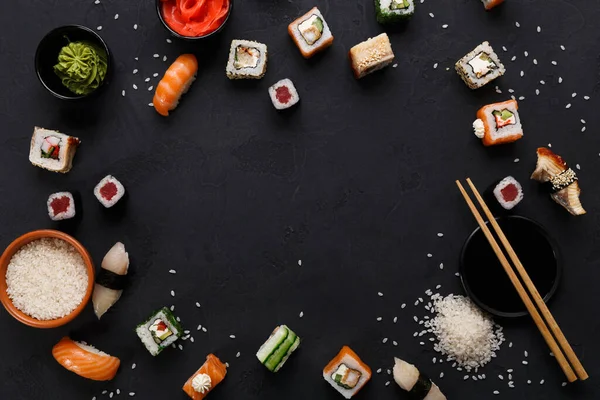 Suşi ve rulo arka plan, siyah, en iyi görünümü karede. Renkli Japon restoranı Mama seti