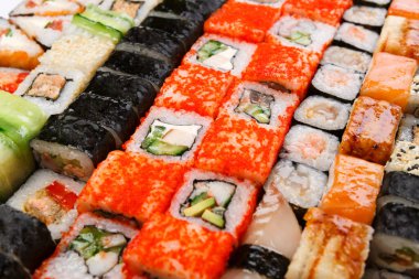 Suşi ve rulo desen arka plan, Japon restoran teslimat üstten görünüm. Somon, unagi, Kaliforniya ve diğer sağlıklı yemekler