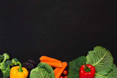Taze sebze sınır siyah arka plan üzerinde. Vejetaryen yemek. Kopya alanı ile sağlıklı doğal gıda.
