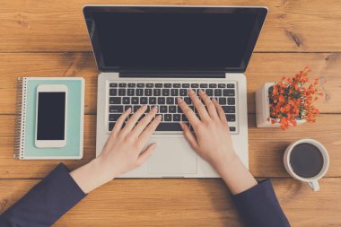 Üst düzey iş kadını ofiste dizüstü bilgisayar kullanıyor. Freelancer sabahları kahve dükkanında taşınabilir bilgisayarla çalışıyor.