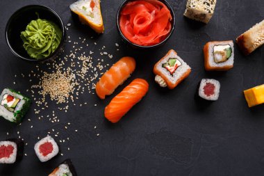 Suşi ve rulo arka plan yakın çekim, üst manzara. Renkli Japon restoranı yemekleri.