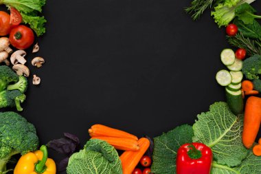 Sağlıklı vejetaryen yemek arka plan. Taze organik sebze siyah, kopya alanı çerçevesinde
