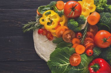 Sağlıklı Vejetaryen yiyecekler arka plan yemek. Siyah taze organik sebze. Doğal gıda kopya alanı ile.