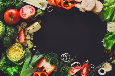 Sağlıklı gıda arka plan, taze sebze. İtalyan mutfağı, siyah üstten görünüm için pişirme malzemeler