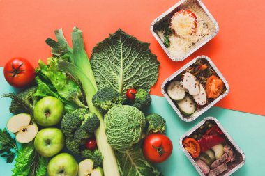 Yeşil sebze ve meyve ile öğle yemeği kutularındaki sağlıklı yemekler. Diyet, detoks ve sağlıklı gıda kavramı - üstten görünüm düz parlak zemin üzerinde yatıyordu. Salata için malzemeler