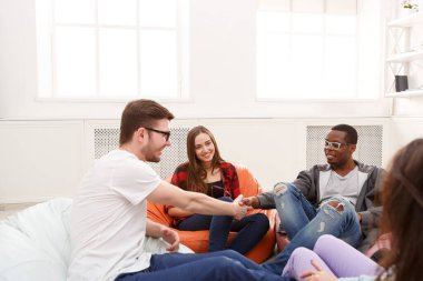 Yaratıcı iş çok ırklı takım tokalaşması. İş yerinde başarılı insanlar, mutlu arkadaşlar. Boşluğu kopyala