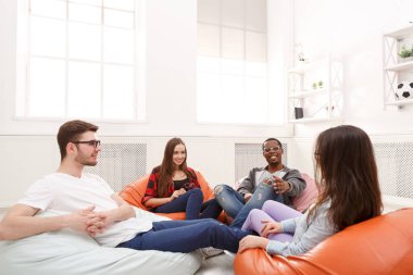 Yaratıcı iş ekibi başlangıç için fikir paylaşımı yapıyor. Modern ofiste yeni bir proje üzerinde çalışan iyimser insanlar, boşluğu kopyalayın