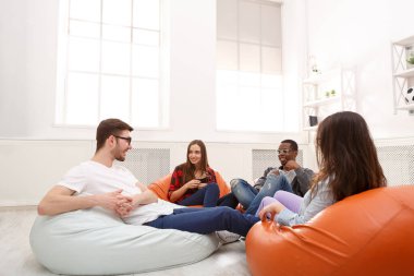 Yaratıcı iş ekibi başlangıç için fikir paylaşımı yapıyor. Modern ofiste yeni bir proje üzerinde çalışan iyimser insanlar, boşluğu kopyalayın