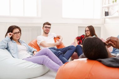 Yaratıcı iş takım start-up için fikir paylaşımı. Yeni projede modern ofiste çalışan insanlar