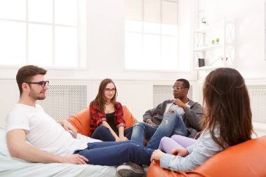 Yaratıcı iş ekibi başlangıç için fikir paylaşımı yapıyor. Modern ofiste yeni bir proje üzerinde çalışan iyimser insanlar, boşluğu kopyalayın
