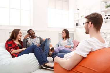 Yaratıcı iş ekibi başlangıç için fikir paylaşımı yapıyor. Modern ofiste yeni bir proje üzerinde çalışan iyimser insanlar, boşluğu kopyalayın