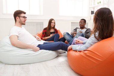 Yaratıcı iş ekibi başlangıç için fikir paylaşımı yapıyor. Modern ofiste yeni bir proje üzerinde çalışan iyimser insanlar