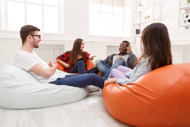 Yaratıcı iş ekibi başlangıç için fikir paylaşımı yapıyor. Modern ofiste yeni bir proje üzerinde çalışan iyimser insanlar, boşluğu kopyalayın