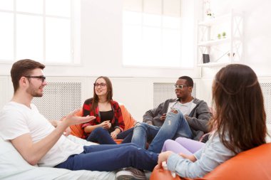 Yaratıcı iş ekibi başlangıç için fikir paylaşımı yapıyor. Modern ofiste yeni bir proje üzerinde çalışan iyimser insanlar, boşluğu kopyalayın