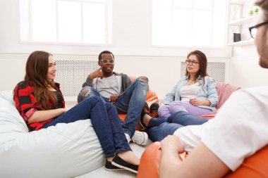 Yaratıcı iş ekibi başlangıç için fikir paylaşımı yapıyor. Modern ofiste yeni bir proje üzerinde çalışan iyimser insanlar, boşluğu kopyalayın