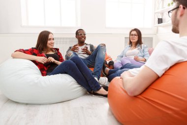 Yaratıcı iş ekibi başlangıç için fikir paylaşımı yapıyor. Modern ofiste yeni bir proje üzerinde çalışan iyimser insanlar, boşluğu kopyalayın