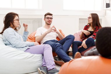 Yaratıcı iş ekibi başlangıç için fikir paylaşımı yapıyor. Modern ofiste yeni bir proje üzerinde çalışan iyimser insanlar