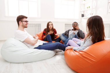 Yaratıcı iş ekibi başlangıç için fikir paylaşımı yapıyor. Modern ofiste yeni bir proje üzerinde çalışan iyimser insanlar, boşluğu kopyalayın