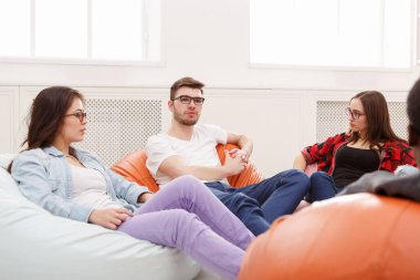 Yaratıcı iş takım start-up için fikir paylaşımı. Yeni projede modern ofiste çalışan insanlar